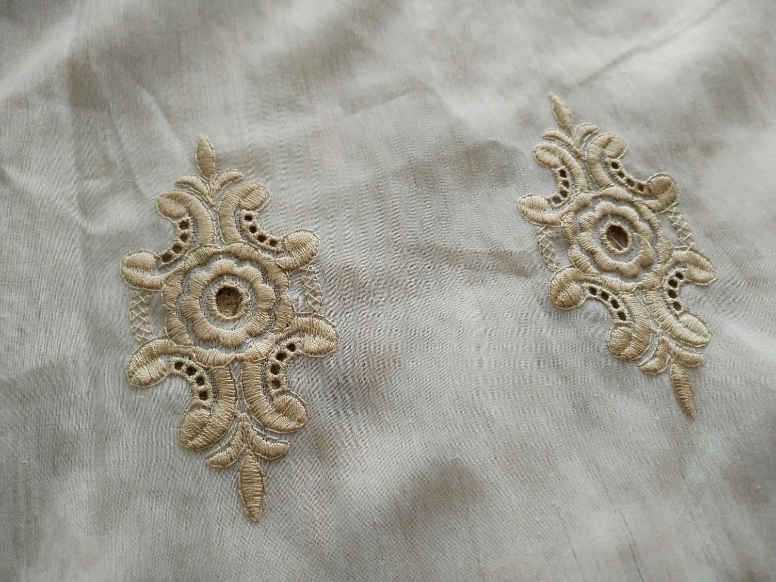 Muy bonita cortina vintage con bordados de color dorado. – photo 13